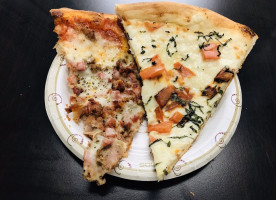 Mikey's Pizza food