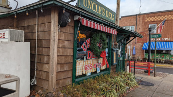 Uncle's Deli outside