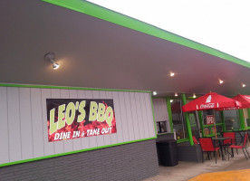 Leo's Bbq inside