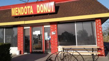 Mendota Donuts outside