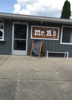 Mr. R's Eatery Ice Cream Shop outside