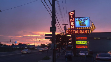 Raceway Diner outside