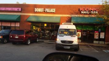 Donut Palace outside