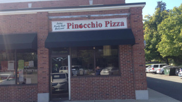 Pinocchio Pizza outside