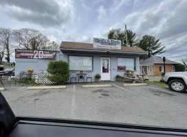 Charlie And Litza's South Main Cafe outside