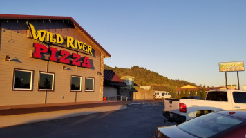 Wild River Pizza outside