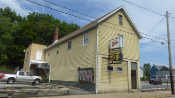 Turina's Pizza Subs outside