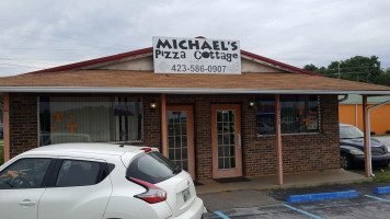 Michael's Pizza Cottage outside