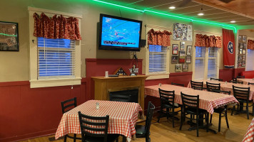 Bert's Hometown Grill-pizzeria inside