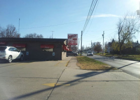 Larry's Pit Bbq outside