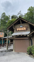 Lumber Jack's Pizza outside