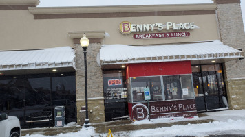 Benny's Place food