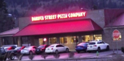 Dakota Street Pizza Company outside