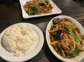 Nisa's Thai Kitchen food