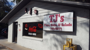 Tj’s Pizza outside