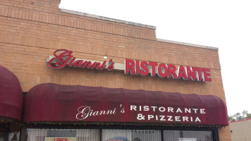 Gianni's And Pizzeria food