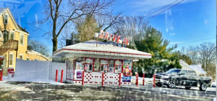 Maple Shade Custard Stand outside