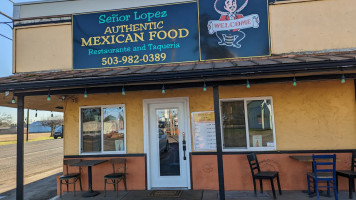 Señor Lopez Taqueria outside