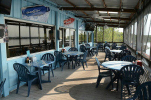 Captain's Cove Grill At Starved Rock Marina inside