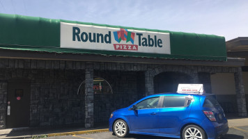 Round Table Pizza outside