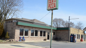 Sam's Pizza outside