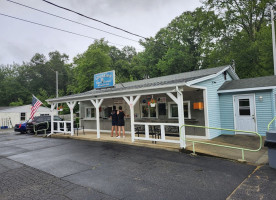 Scotties Frozen Custard outside