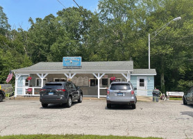 Scotties Frozen Custard outside