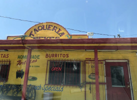 Taqueria Reyes food