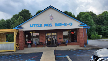 Little Pigs -b-que outside