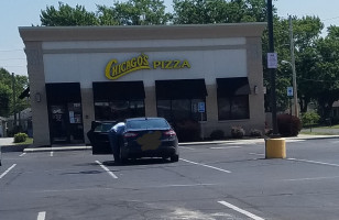 Chicago's Pizza On Tap outside