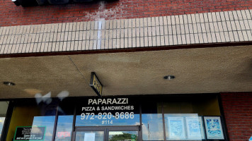 Paparazzi Pizza outside