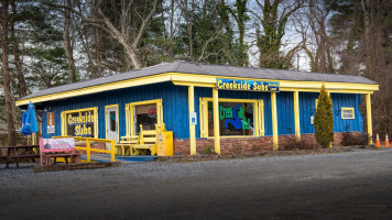 Creekside Subs outside