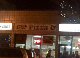 David's Famous Pizza outside