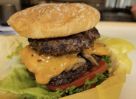 Lindey's Landing West Bayburgers food