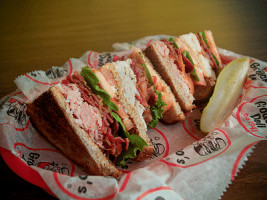 Groucho's Deli food