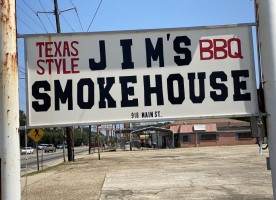 T T Smokehouse Meats outside