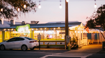 Pickle's Burger And Shake outside