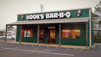 Hook's Bbq outside