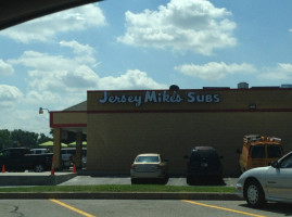 Jersey Mike's Subs outside