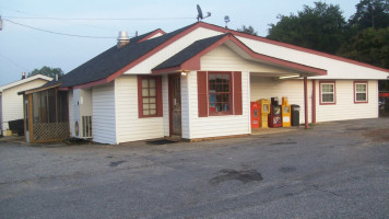 Zeb's -b-q outside