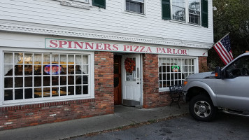 Spinners Pizza Parlor outside