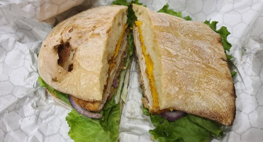 3 Mundos Sandwich Shop food