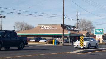 Dee's Family Restaurant outside