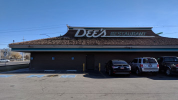 Dee's Family Restaurant outside