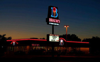 Braum's Ice Cream Dairy Store outside