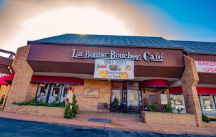 La Bonne Bouchee Patisserie Cafe outside