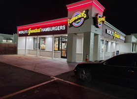 Fuddruckers outside