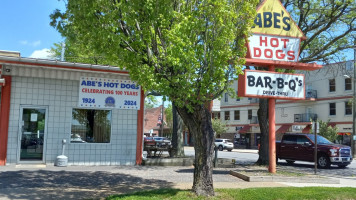 Abe's Hot Dogs outside