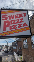 Sweet Pizzz outside