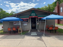 Joe's Pizza, Bigfoot Wine And Liquor outside